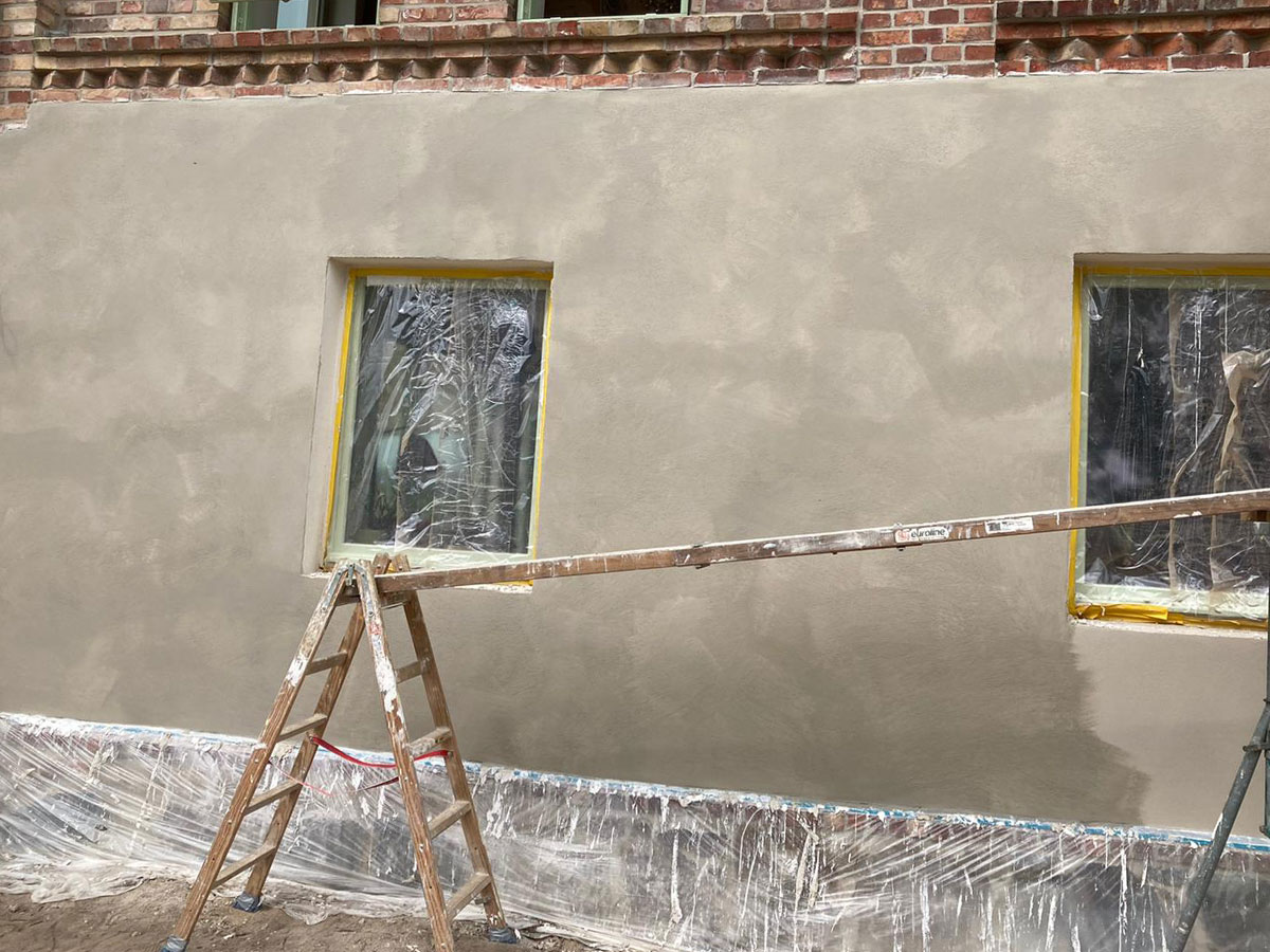 Lehmputz - Arbeiten-Aussenputz-Lehm-Klinkerbau