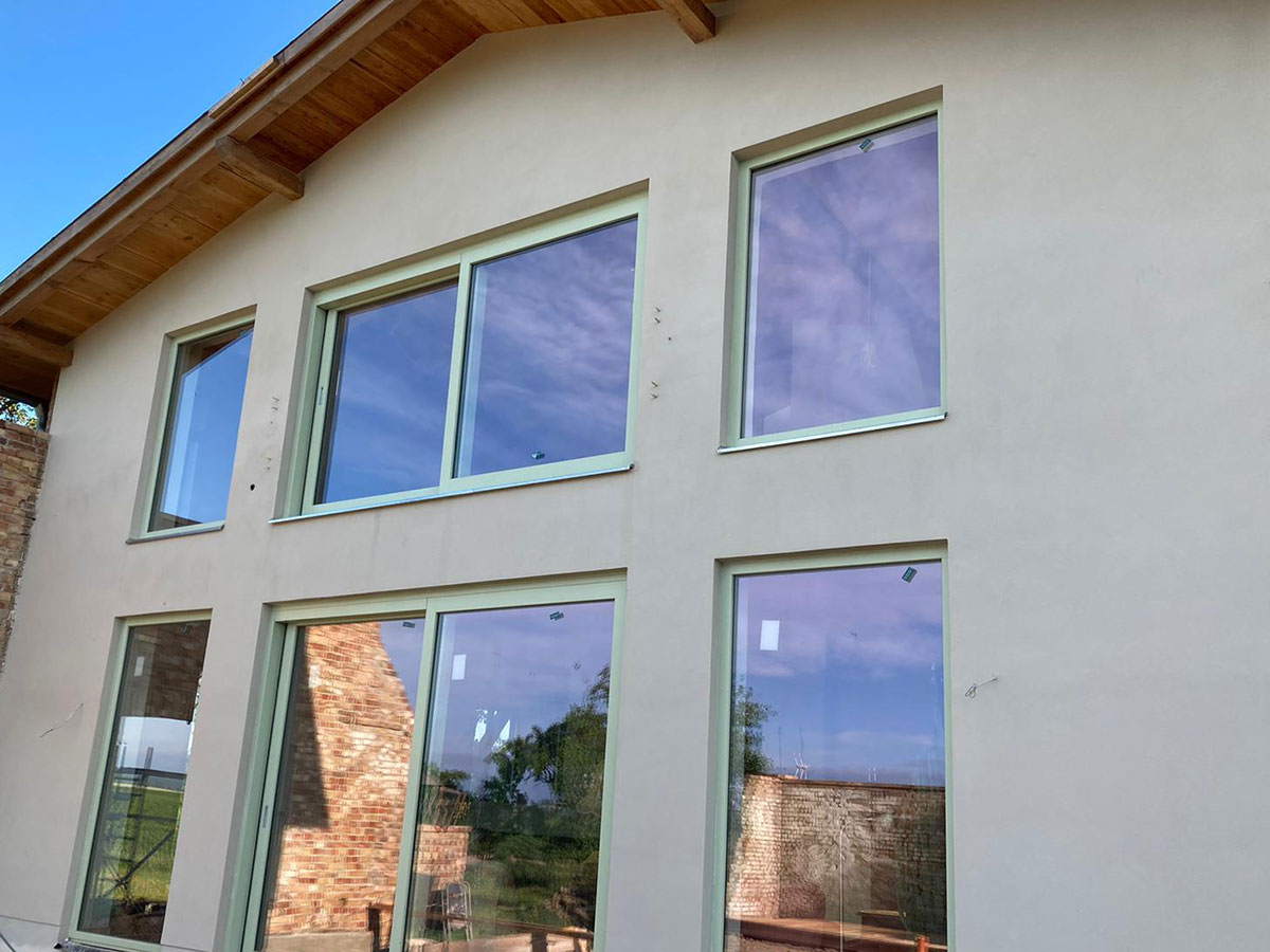 Fassadenputz-Lehm-Mehrfamilienhaus